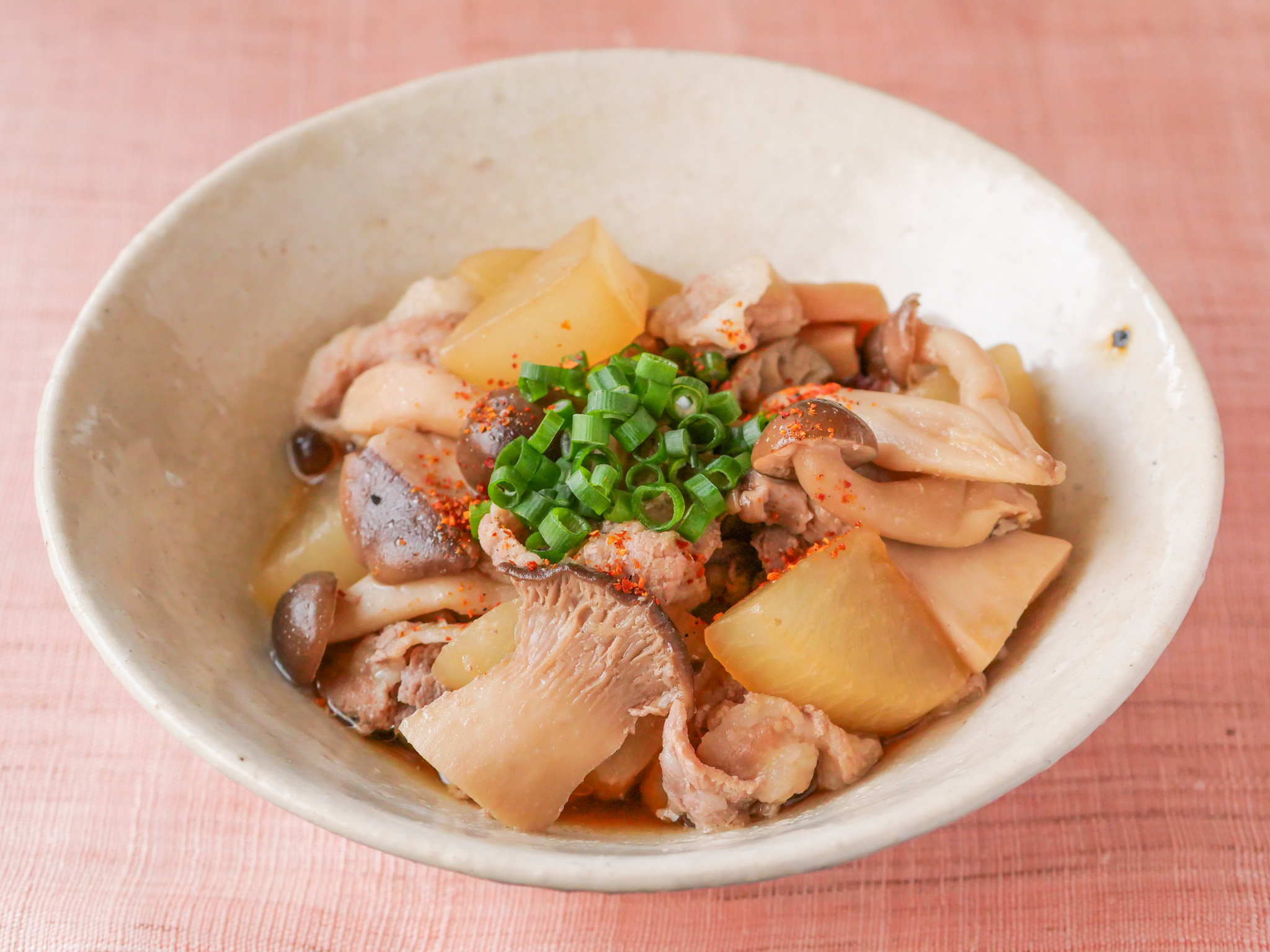 忙しい日に便利！きのこの下味冷凍おかず①～たっぷりきのこの豚バラ大根